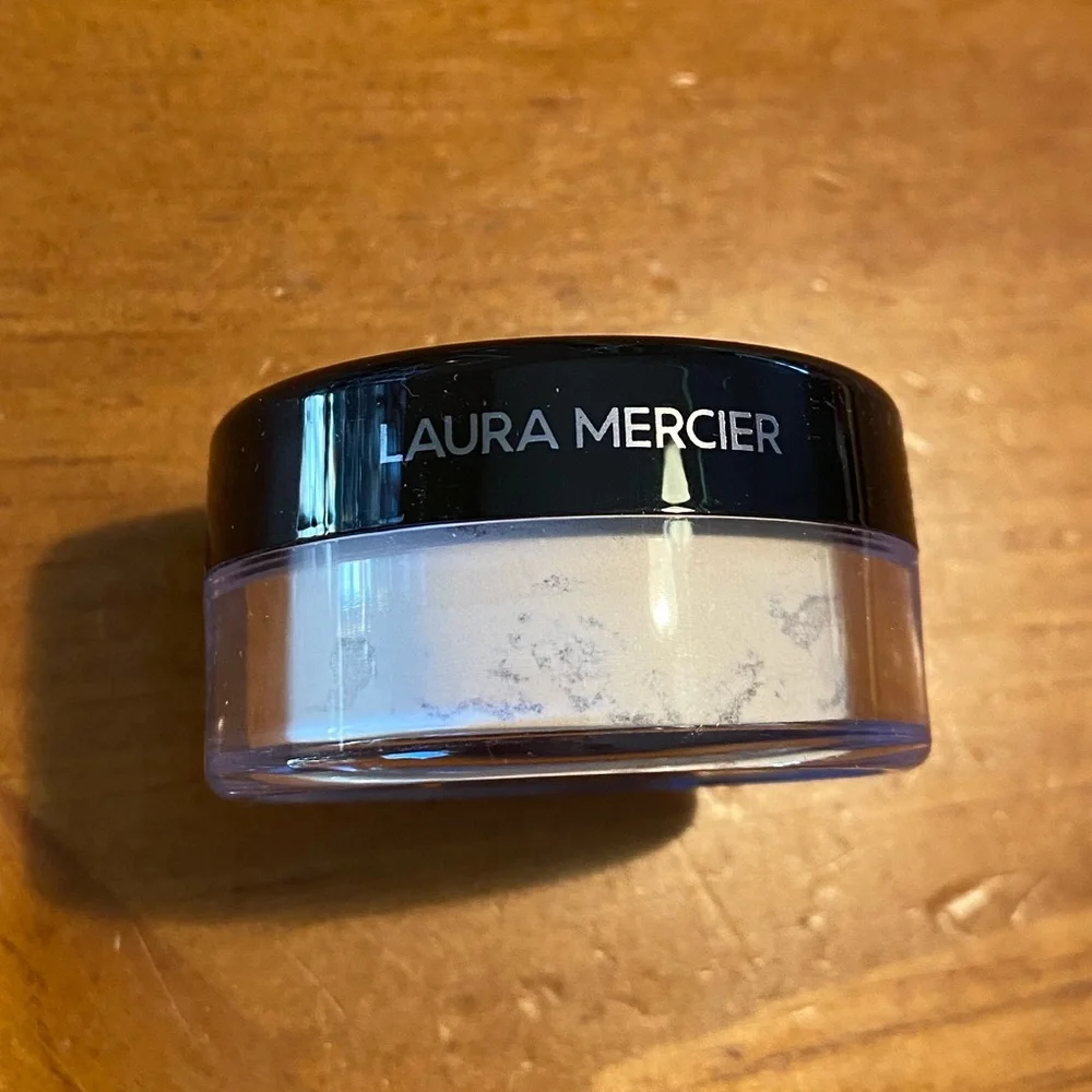 Laura Mercier Translucent Loose Setting Powder - Picture 4 of 13